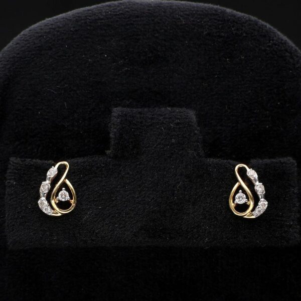 Elegance in 14kt Gold Diamond Stud Earrings
